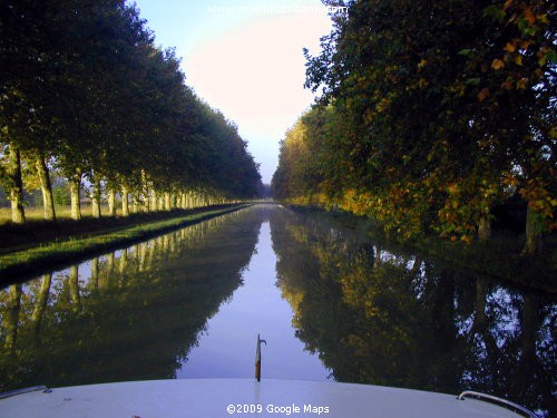 Early morning autumn on the Midi Canal