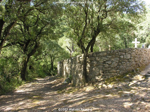 Canyon et L'eglise de St-Jean de Dieuvaille