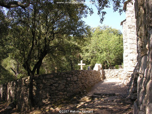 Canyon et L'eglise de St-Jean de Dieuvaille