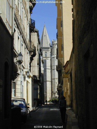 The narrow streets of old Béziers