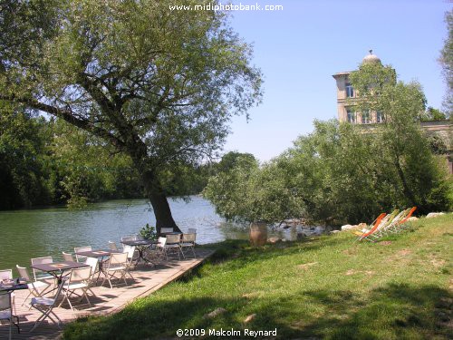 "Alfresco" Dining by the River Orb in Béziers