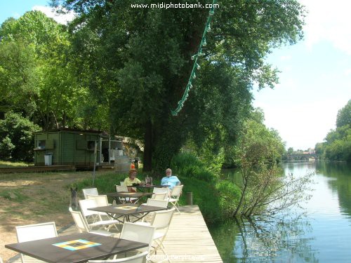 "Alfresco" Dining by the River Orb in Béziers